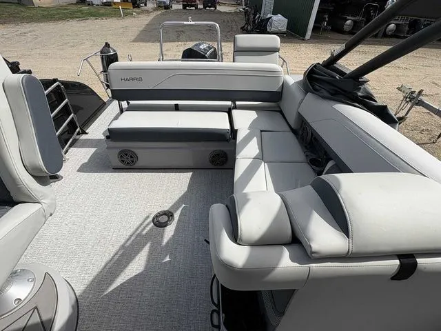 Slide: The Image of Harris Grand Mariner 230 2025 - 6