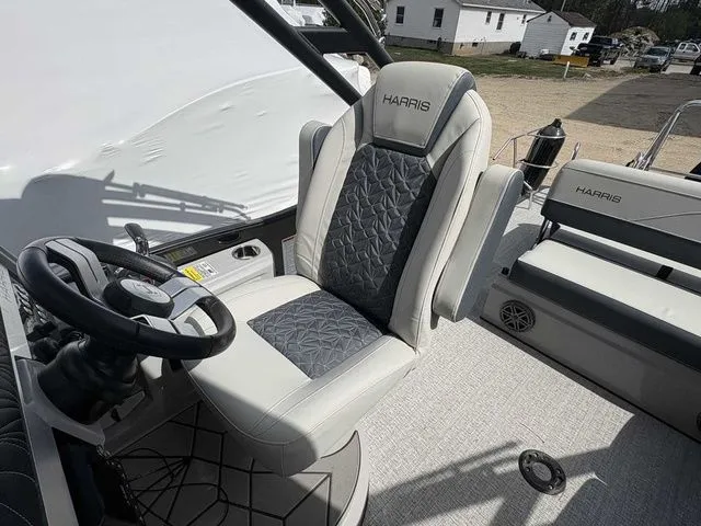 Slide: The Image of Harris Grand Mariner 230 2025 - 7