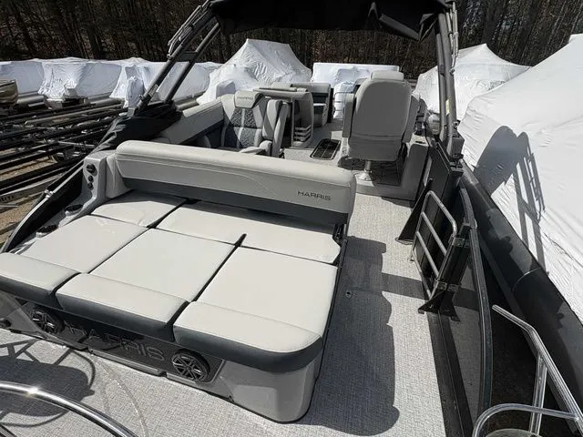 Slide: The Image of Harris Grand Mariner 230 2025 - 8