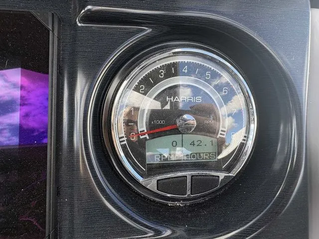 Slide: The Image of Harris Grand Mariner 230 2025 - 9