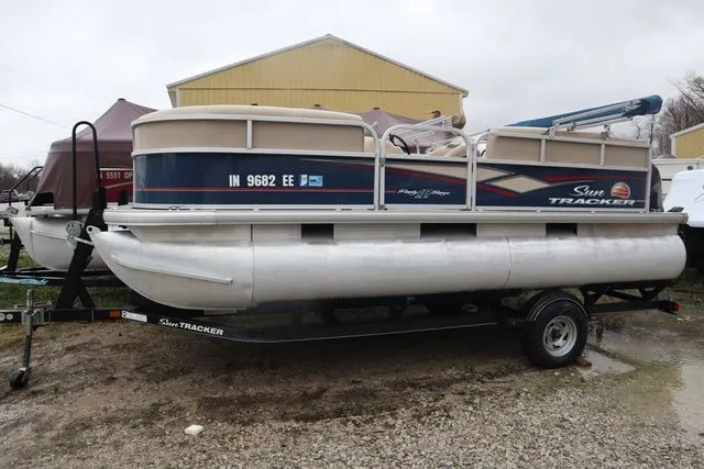 The Image of Sun Tracker Party Barge 18 DLX 2019 - 1