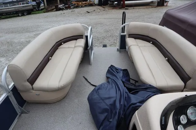 Slide: The Image of Sun Tracker Party Barge 18 DLX 2019 - 10