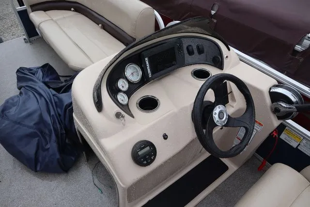 Slide: The Image of Sun Tracker Party Barge 18 DLX 2019 - 8