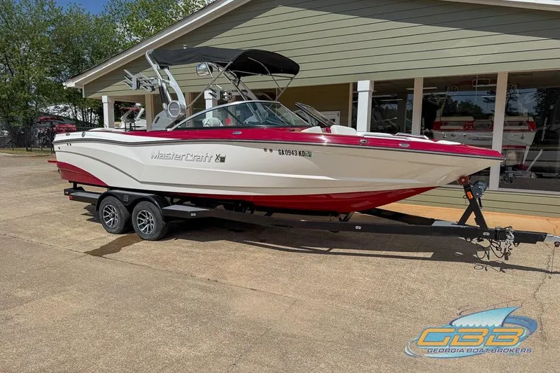 Slide: The Image of 2018 MasterCraft XT25 boat on trailer outside Georgia Boat Brokers. - 6