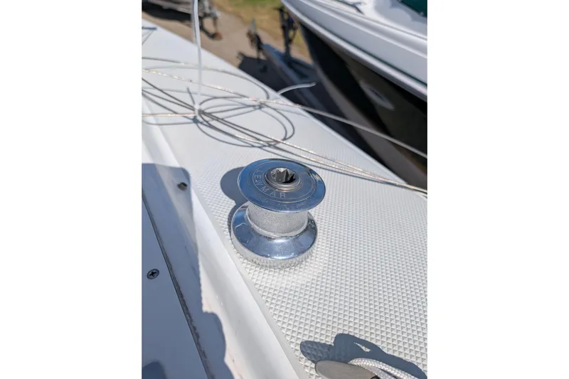 Slide: The Image of Winch on 2007 Catalina 22 Mark II sailboat deck with ropes. - 6