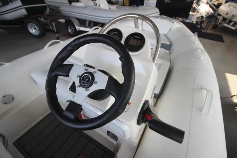 Slide: The Image of Zodiac Yachtline 440 DL NEO 60hp steering console, year 2026. - 7