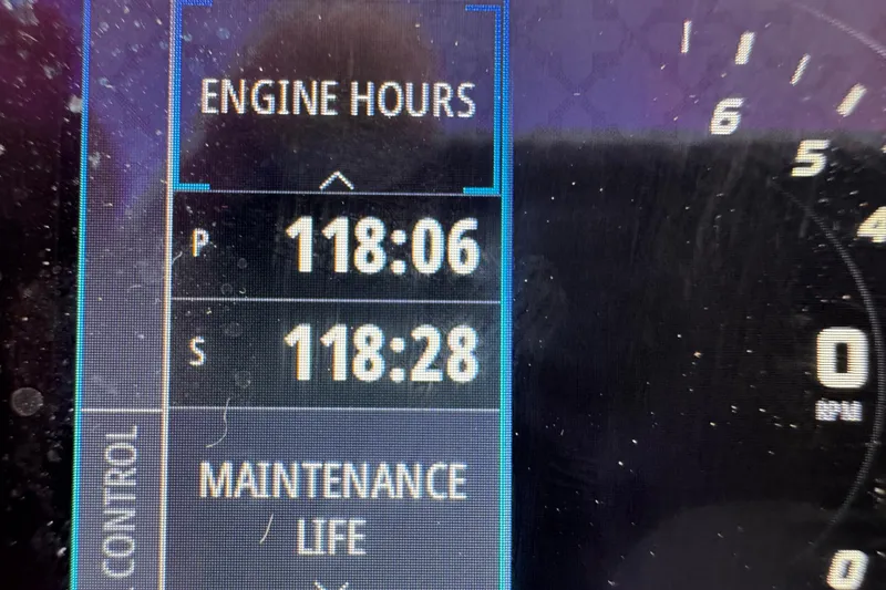 Slide: The Image of Display showing engine hours for a 2015 Belzona 32 CC boat. - 70