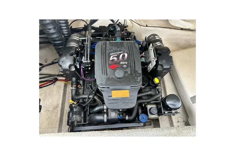 Slide: The Image of Engine of a 2007 Chaparral 204 SSi boat, featuring a MerCruiser 5.0 MPI. - 15