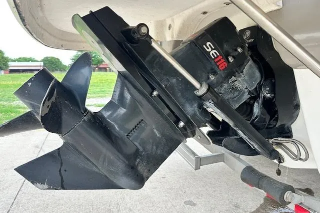 Slide: The Image of 2007 Chaparral 204 SSi boat engine and propeller close-up, featuring SE116 drive. - 17