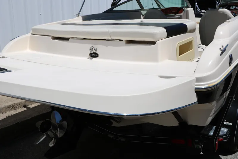 Slide: The Image of 2004 Rinker 212 Captiva Bowrider boat, rear view with swim platform and seating. - 5