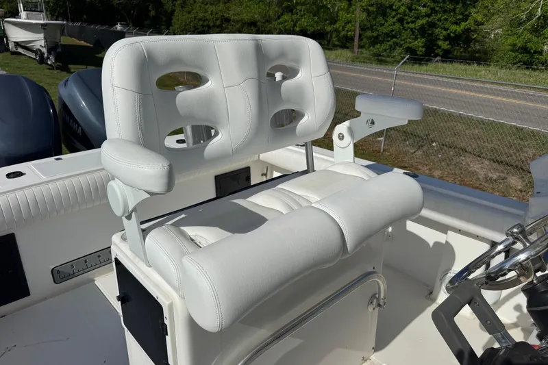 Slide: The Image of White captain's chair on 2000 Regulator 26 Forward Seating boat, featuring comfortable design. - 9