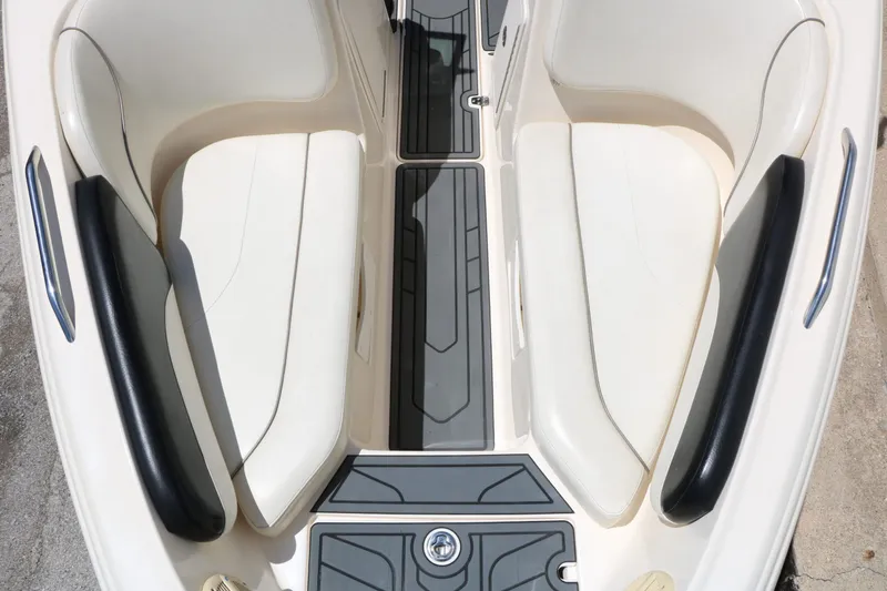 Slide: The Image of Rinker 212 Captiva Bowrider 2004 - 31