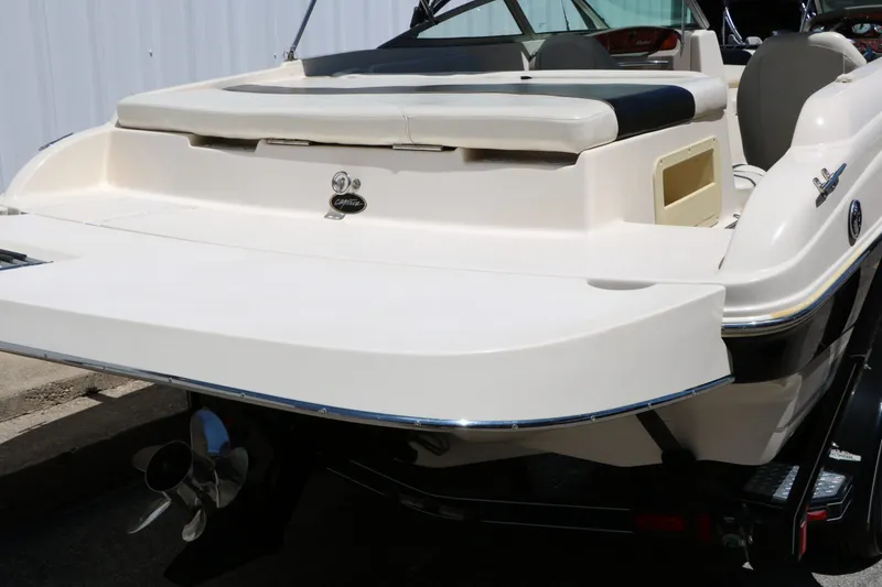 Slide: The Image of Rinker 212 Captiva Bowrider 2004 - 6