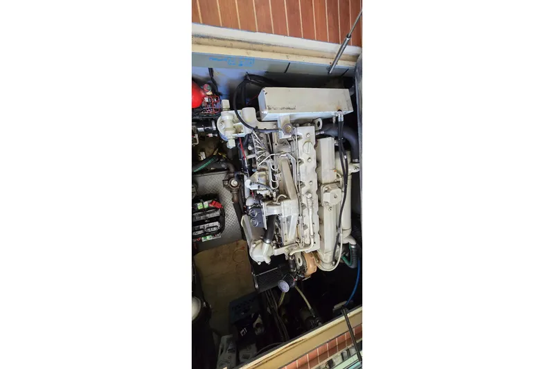 Slide: The Image of Water valve and hose in a 2001 Sea Ray 400 Sedan Bridge boat. - 33