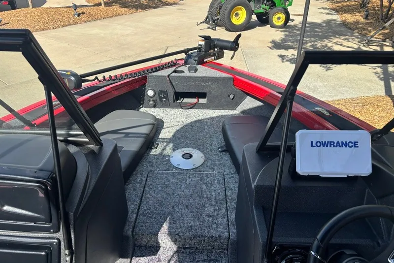Slide: The Image of 2026 Tracker Targa V-18 Combo boat interior with Lowrance device and Minn Kota trolling motor. - 15