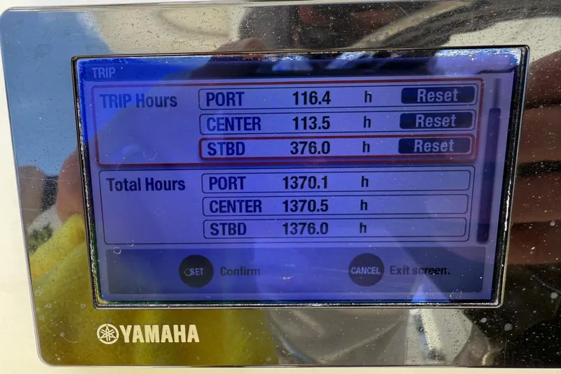 Slide: The Image of Yamaha display showing engine hours for Stamas 390 Tarpon, 2014 model. - 44