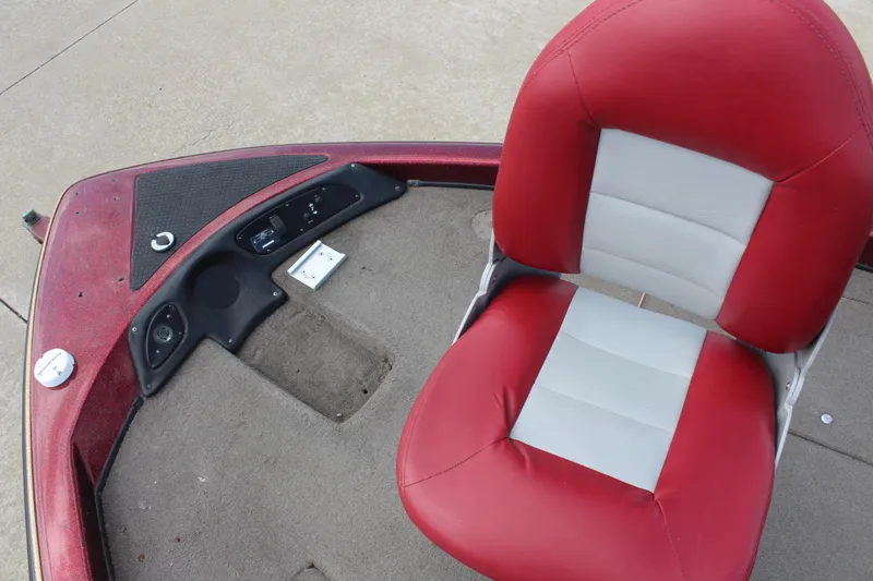Slide: The Image of Red and gray seat on 2002 Nitro NX 882 DC boat deck. - 11