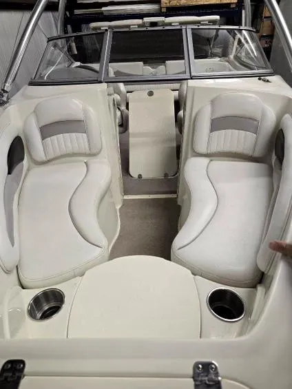 Slide: The Image of 2008 Stingray 205 LS/LX/LR boat interior with white seating and cup holders. - 7