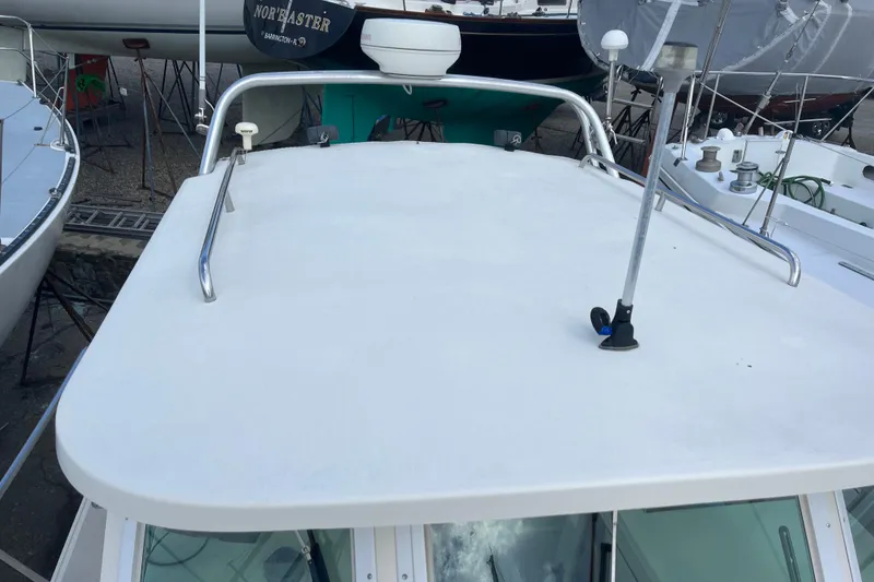 Slide: The Image of 1998 Albin 28 Tournament Express boat roof with railing and antenna. - 30