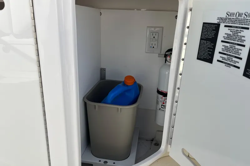 Slide: The Image of Sea Ray, Sea Ray 290SLX, Sea Ray SLX, Cruisers, Cruiser Yachts, Sundancer, Sea Ray Sundancer, Bow Rider Boats, Cruising Boats - 11