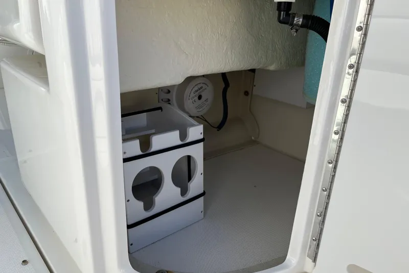 Slide: The Image of Sea Ray, Sea Ray 290SLX, Sea Ray SLX, Cruisers, Cruiser Yachts, Sundancer, Sea Ray Sundancer, Bow Rider Boats, Cruising Boats - 13