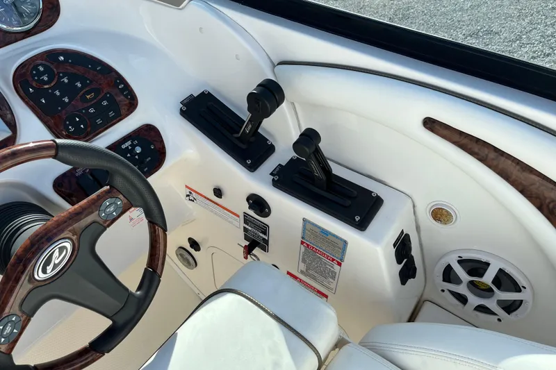 Slide: The Image of Sea Ray, Sea Ray 290SLX, Sea Ray SLX, Cruisers, Cruiser Yachts, Sundancer, Sea Ray Sundancer, Bow Rider Boats, Cruising Boats - 27