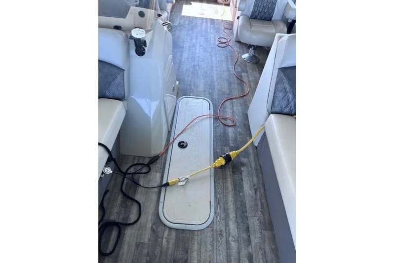 Slide: The Image of Interior of 2019 Crest 220 CREST III boat with cables on floor. - 9