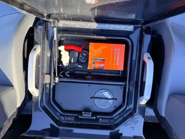 Slide: The Image of Ranger Z521R 2024 - 17