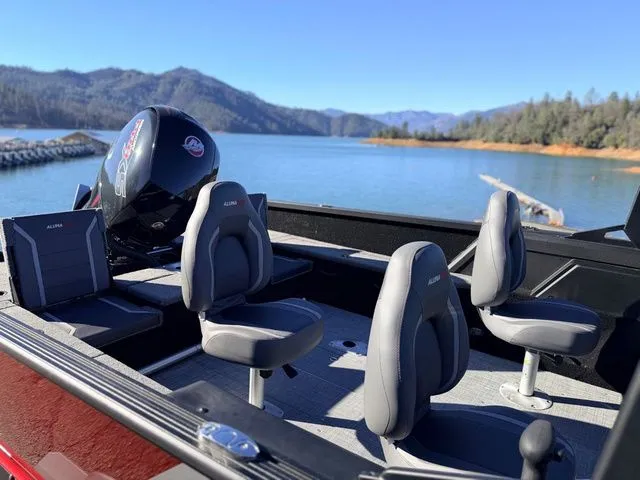 Slide: The Image of Alumacraft Competitor 185X Sport 2025 - 12