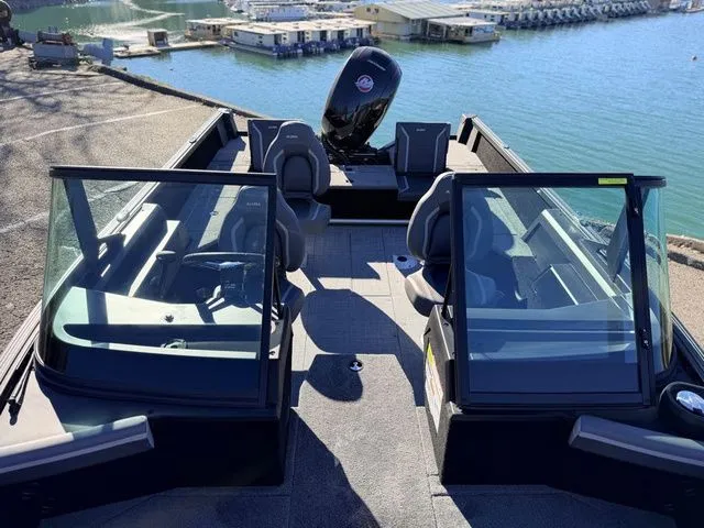 Slide: The Image of Alumacraft Competitor 185X Sport 2025 - 17