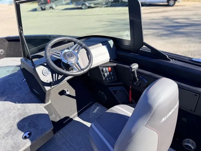 Slide: The Image of Alumacraft Competitor 185X Sport 2025 - 19