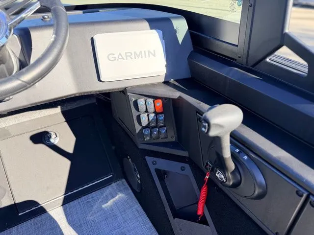 Slide: The Image of Alumacraft Competitor 185X Sport 2025 - 21