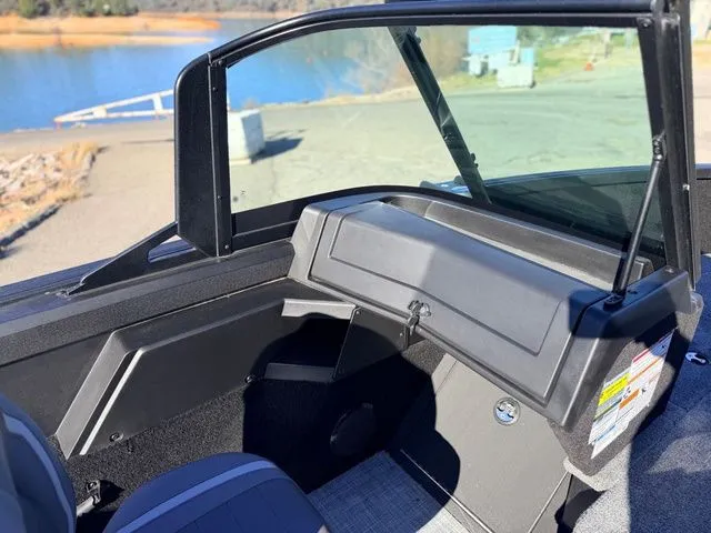 Slide: The Image of Alumacraft Competitor 185X Sport 2025 - 23