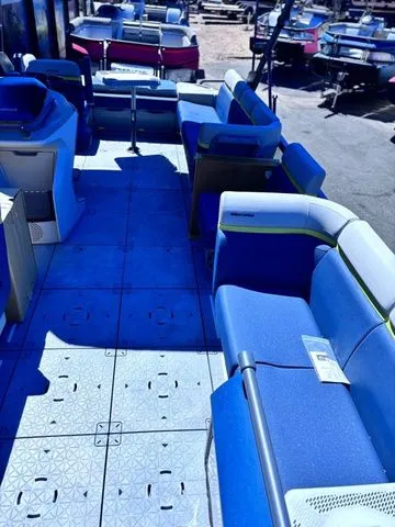 Slide: The Image of Sea-Doo Switch Cruise Limited 21 - 230 hp 2025 - 11