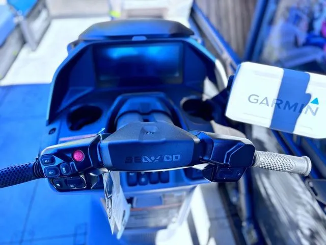 Slide: The Image of Sea-Doo Switch Cruise Limited 21 - 230 hp 2025 - 12