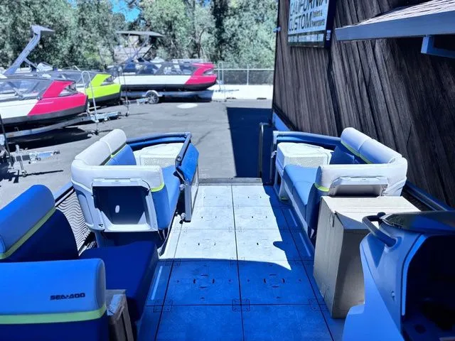 Slide: The Image of Sea-Doo Switch Cruise Limited 21 - 230 hp 2025 - 14