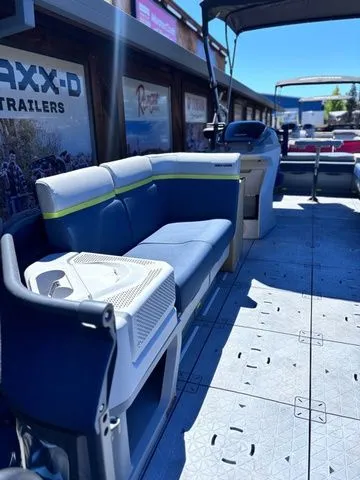 Slide: The Image of Sea-Doo Switch Cruise Limited 21 - 230 hp 2025 - 4