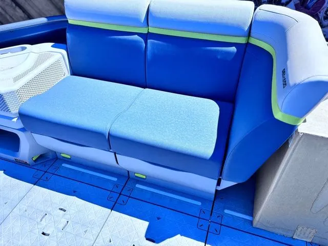 Slide: The Image of Sea-Doo Switch Cruise Limited 21 - 230 hp 2025 - 7