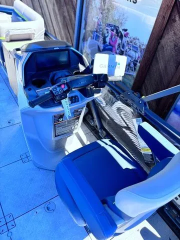 Slide: The Image of Sea-Doo Switch Cruise Limited 21 - 230 hp 2025 - 9