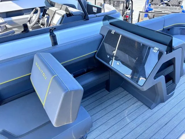 Slide: The Image of Manitou 22 Explore Switchback MAX 2025 - 10