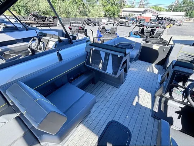 Slide: The Image of Manitou 22 Explore Switchback MAX 2025 - 11