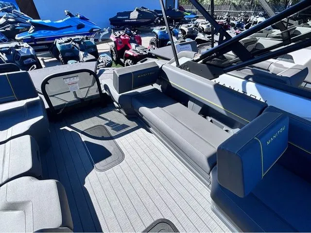 Slide: The Image of Manitou 22 Explore Switchback MAX 2025 - 12