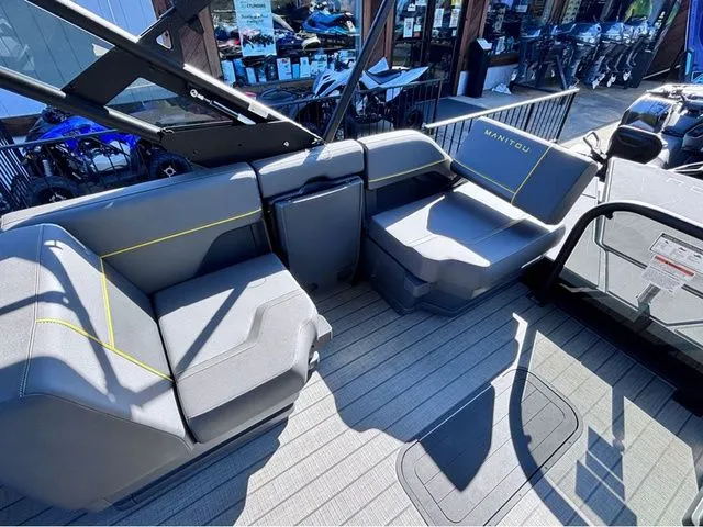 Slide: The Image of Manitou 22 Explore Switchback MAX 2025 - 15