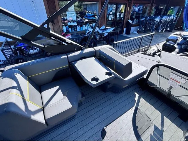 Slide: The Image of Manitou 22 Explore Switchback MAX 2025 - 17