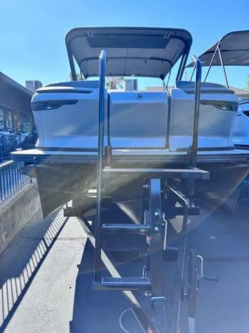 Slide: The Image of Manitou 22 Explore Switchback MAX 2025 - 3