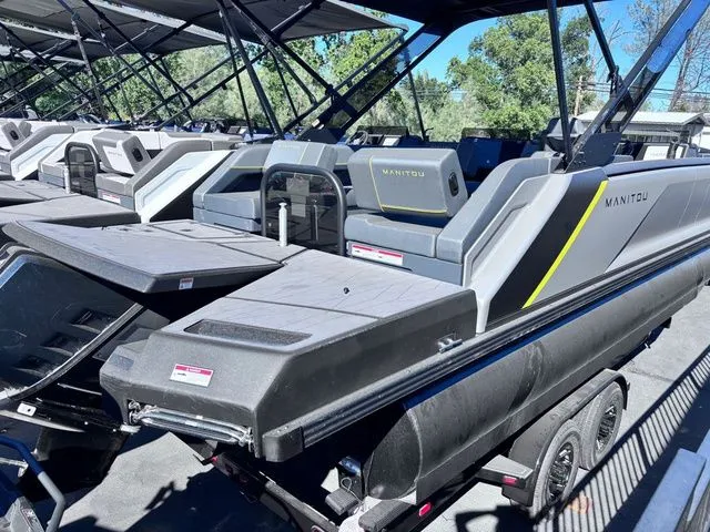 Slide: The Image of Manitou 22 Explore Switchback MAX 2025 - 4