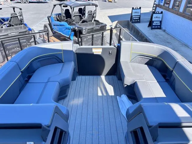 Slide: The Image of Manitou 22 Explore Switchback MAX 2025 - 6