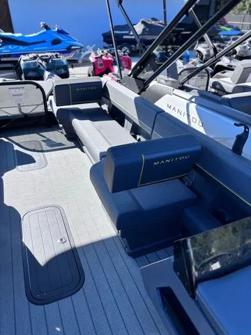 Slide: The Image of Manitou 22 Explore Switchback MAX 2025 - 8