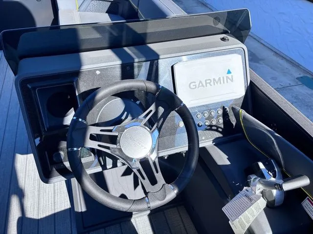 Slide: The Image of Manitou 22 Explore Switchback MAX 2025 - 9