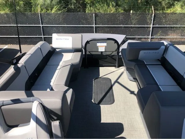 Slide: The Image of Manitou 20 CRUISE BENCH STEALTH 2025 - 10